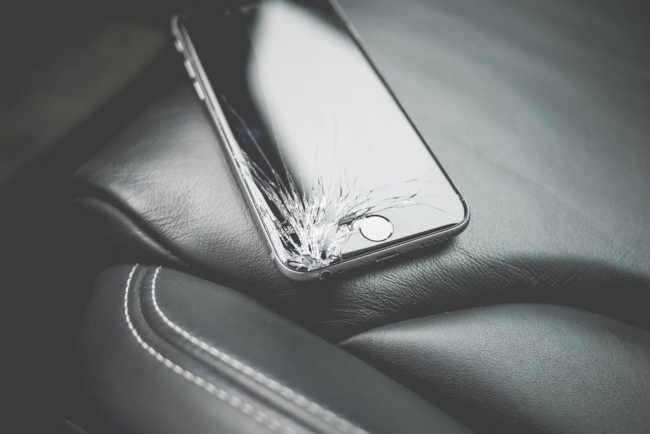 Zbita szybka w iPhone 12 Pro – co zrobić?